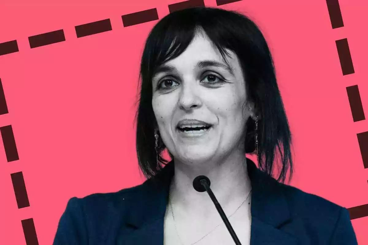 Silvia Orriols hablando frente a un micrófono con fondo rosa y líneas negras.