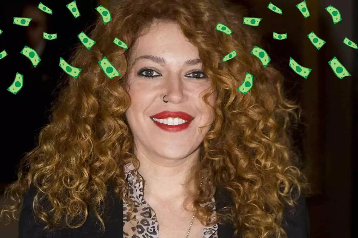 Montaje de Sofía Cristo sonriendo con los labios rojos y dinero a su alrededor