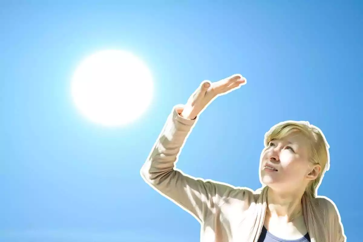 Montaje del sol en el el cielo azul y una mujer tapándose del sol