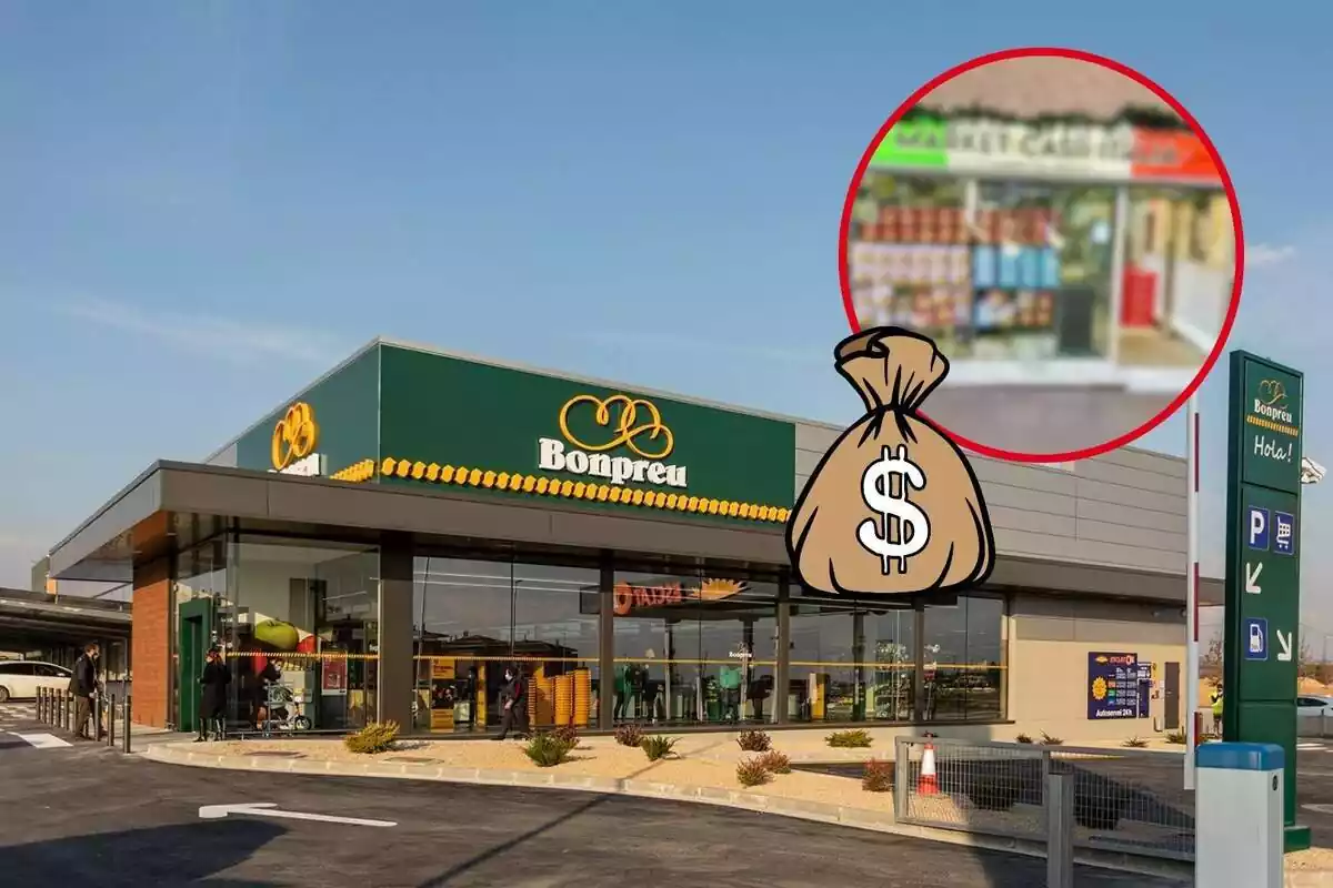 Montaje de un supermercado Bonpreu y un recorte de un supermercado Market Casa Italia borroso al lado de un emoji de un saco de dinero