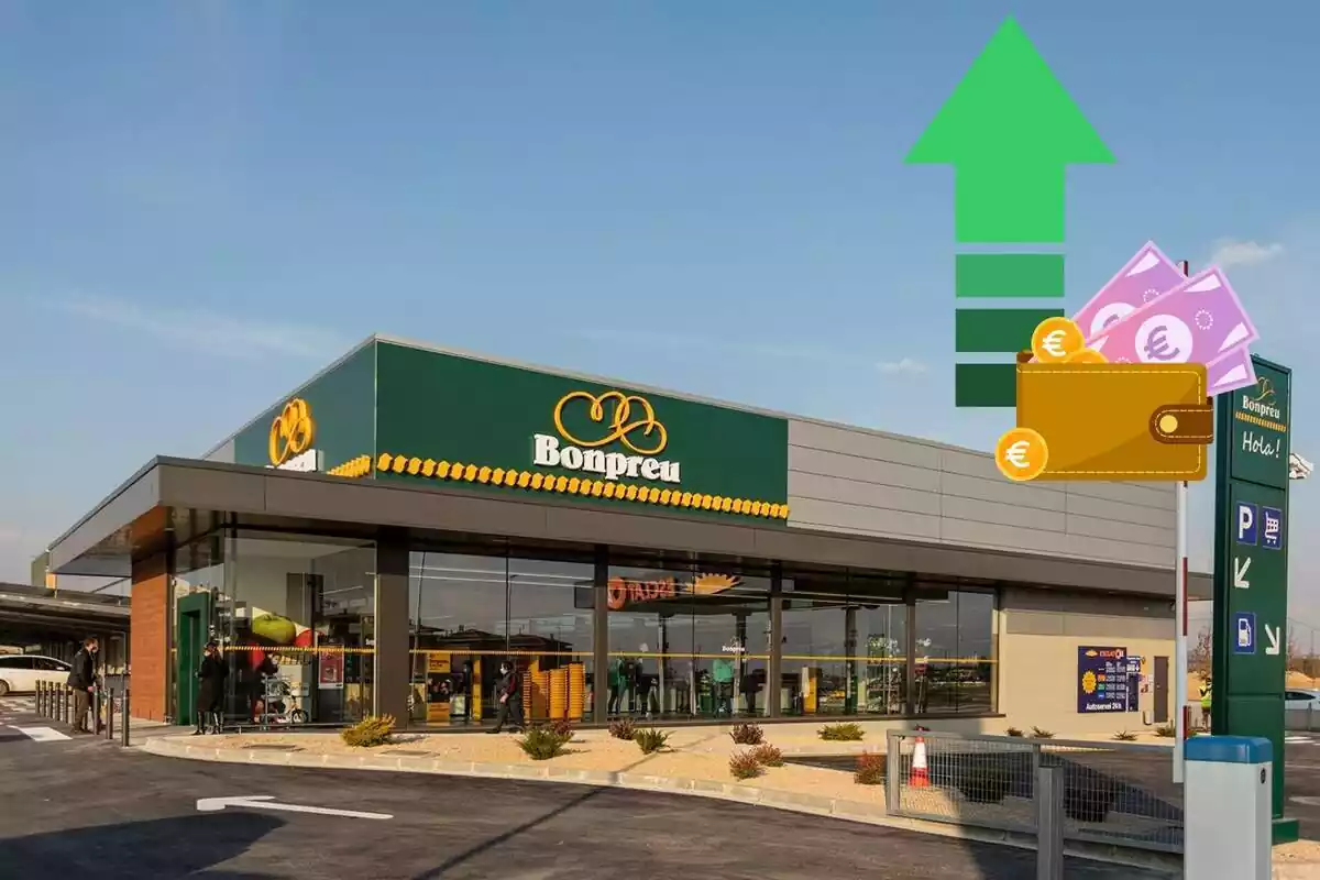 Montaje de un supermercado Bonpreu des del exterior, una cartera con euros y una flecha verde de subida