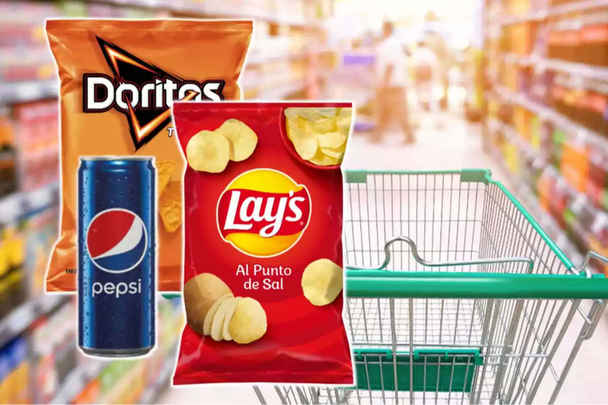 Montaje con un carrito en el pasillo de un supermercado y las bolsas de patatas de las marcas Doritos y Lay's y una lata de refresco de la marca Pepsi