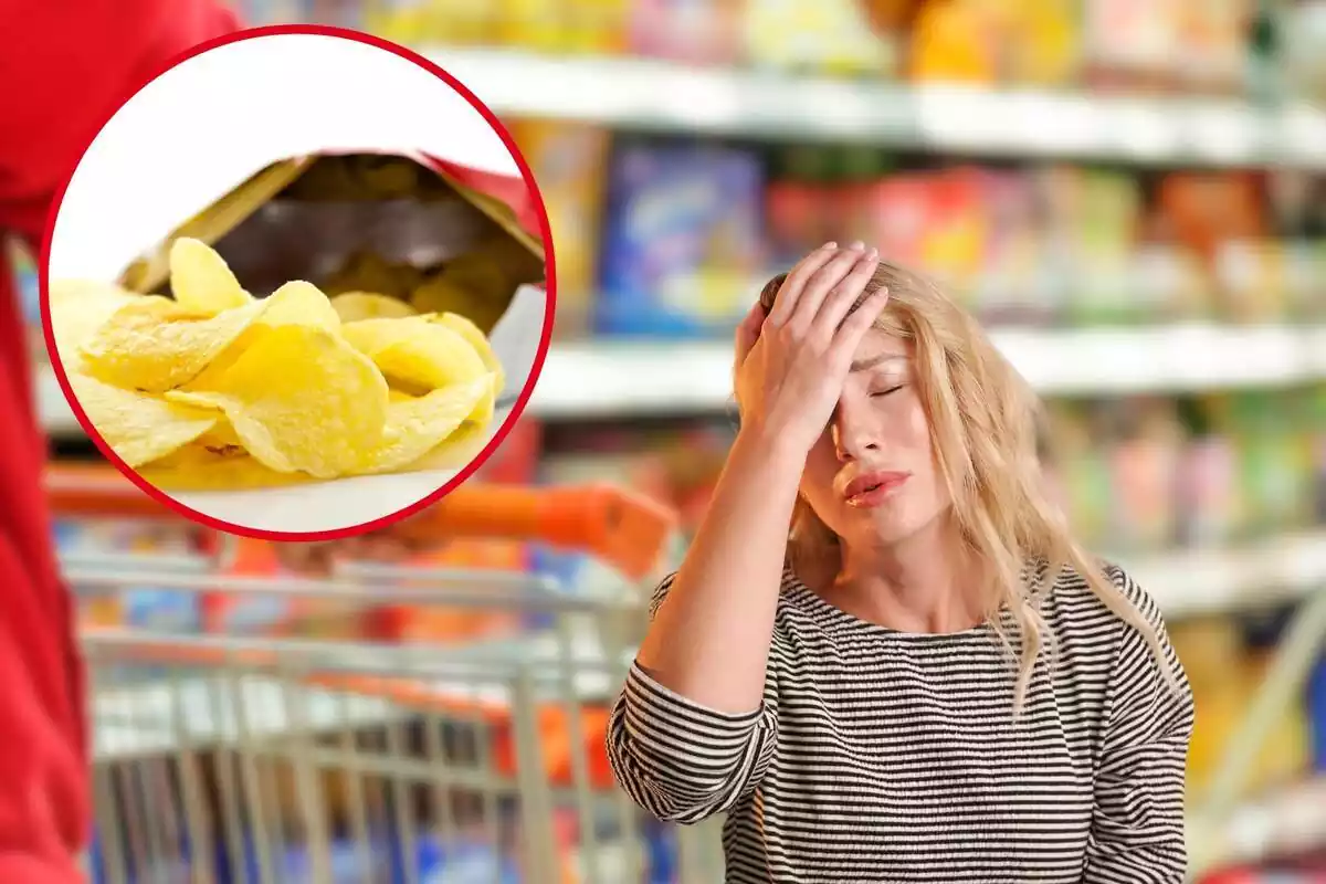 Montaje fondo difuso de persona empujando carrito de la compra en supermercado, mujer con la mano en la cabeza lamentándose y círculo con bolsa de patatas abierta