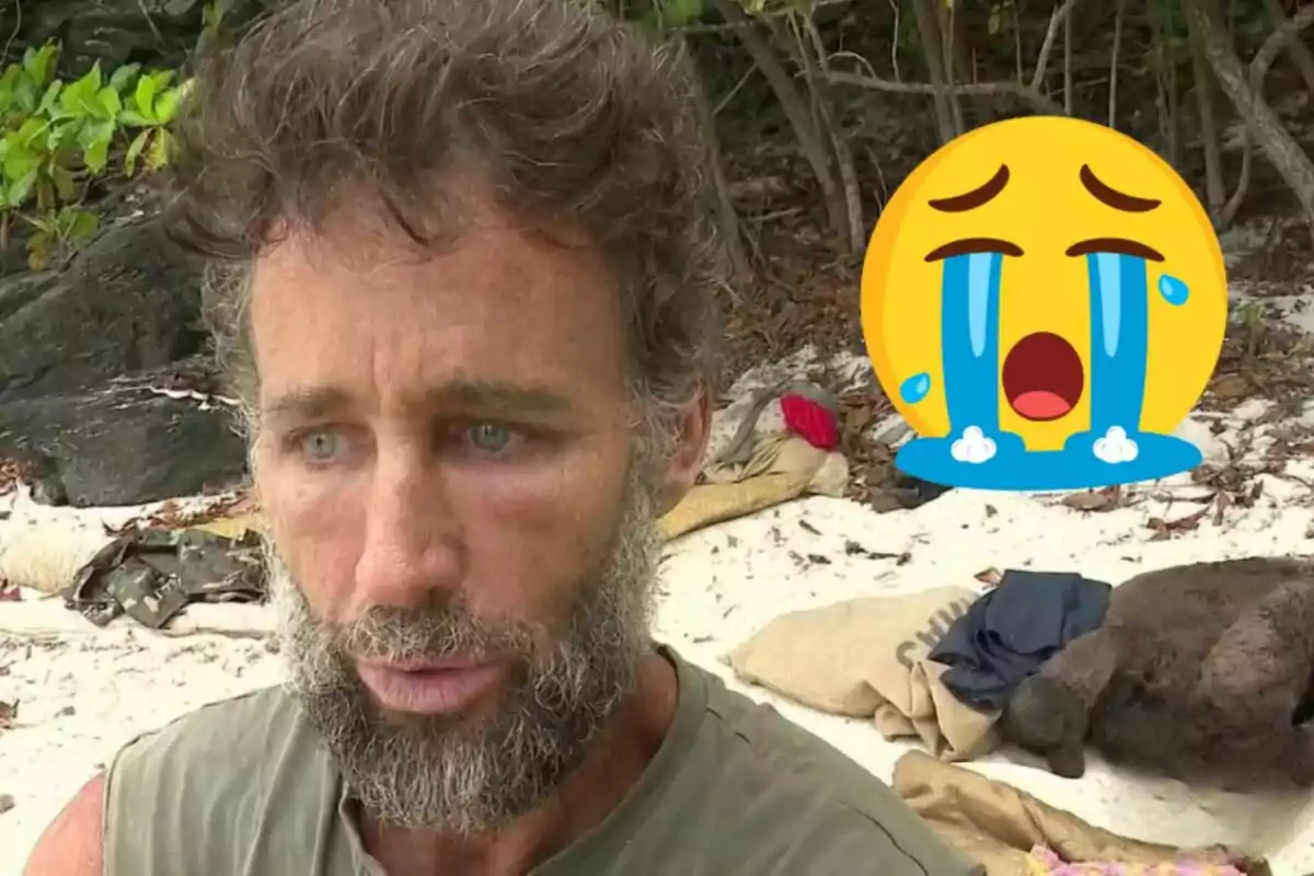 Álvaro Muñoz Escassi en una playa con un emoji llorando superpuesto.