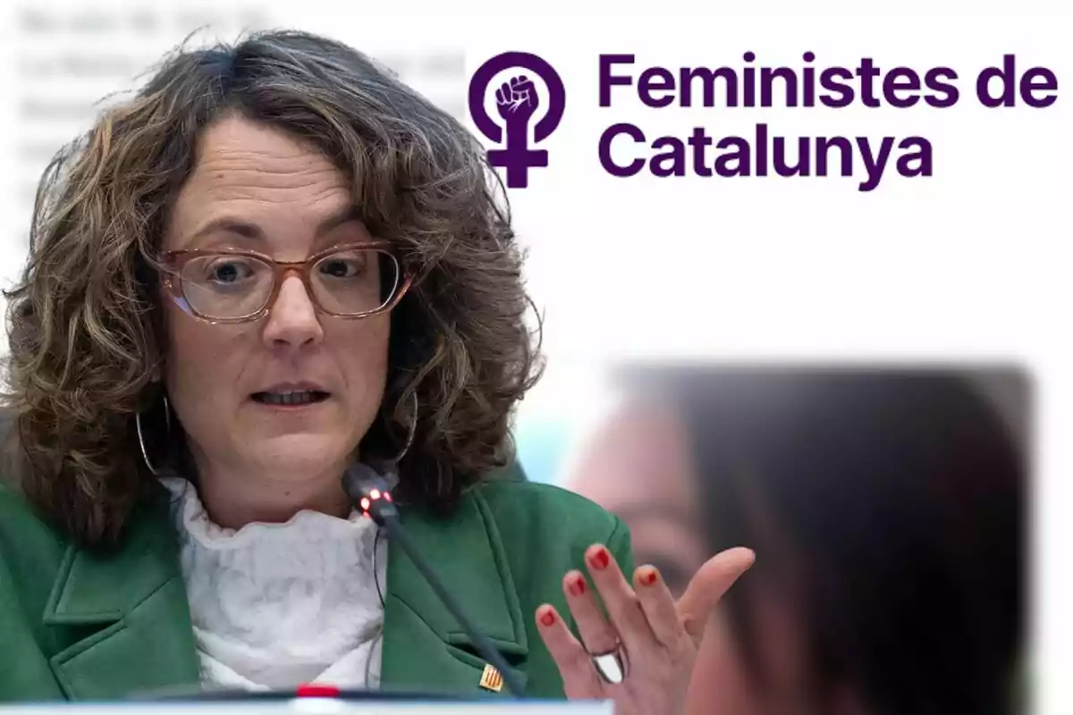 Mujer con gafas y chaqueta verde hablando frente a un micrófono con el logo y texto "Feministes de Catalunya" en el fondo.