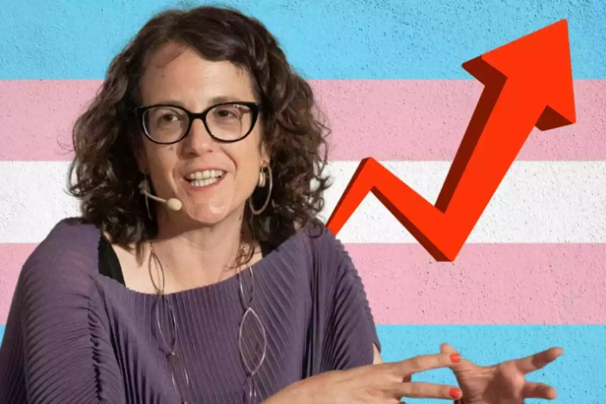 Montaje de Tania Verge con la bandera Trans i una clecha asecendente