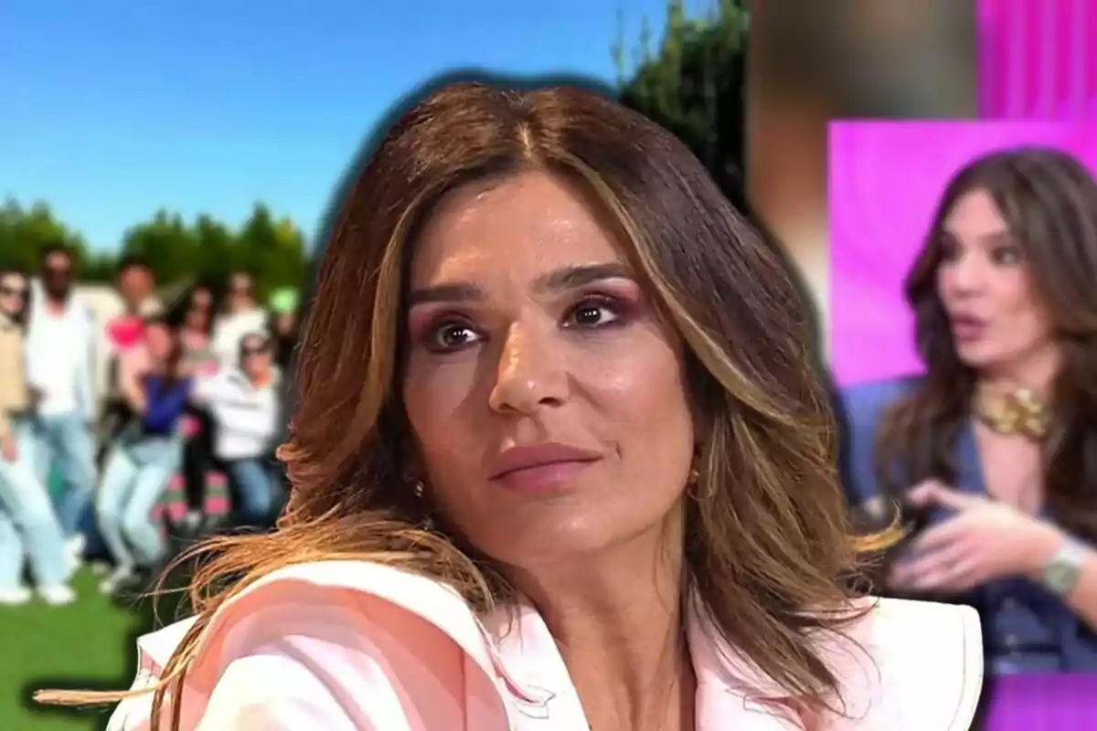 Raquel Bollo con expresión seria en primer plano con un grupo de personas desenfocadas al fondo y un escenario colorido.
