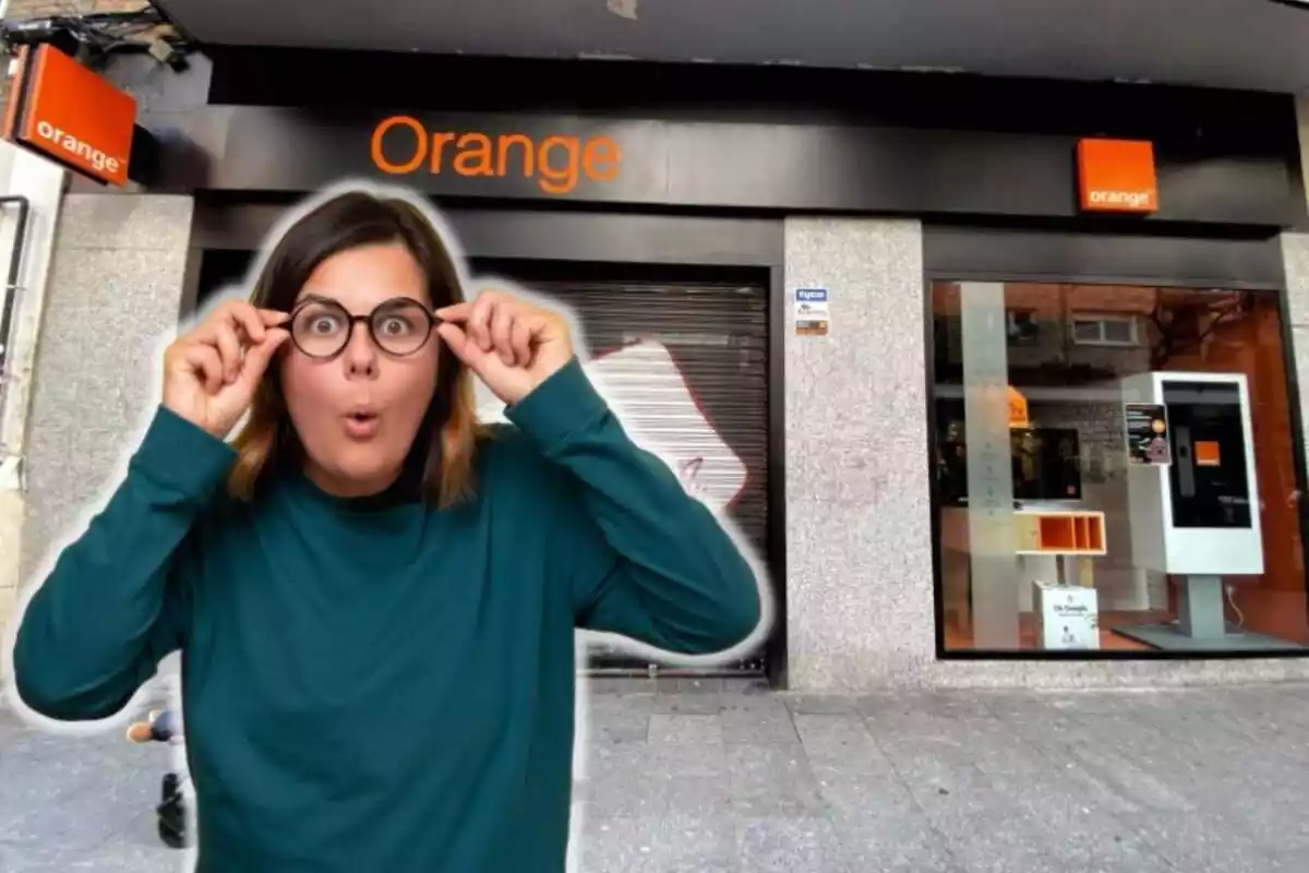 Una mujer con cara de asombro en primer plano, y al fondo una tienda de Orange