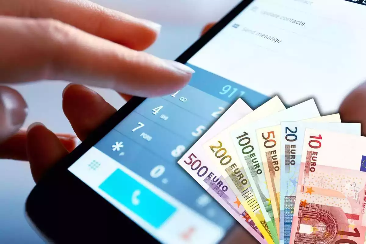 Una persona teclea un número de teléfono en el móvil, y unos billetes de euro en la esquina inferior izquierda