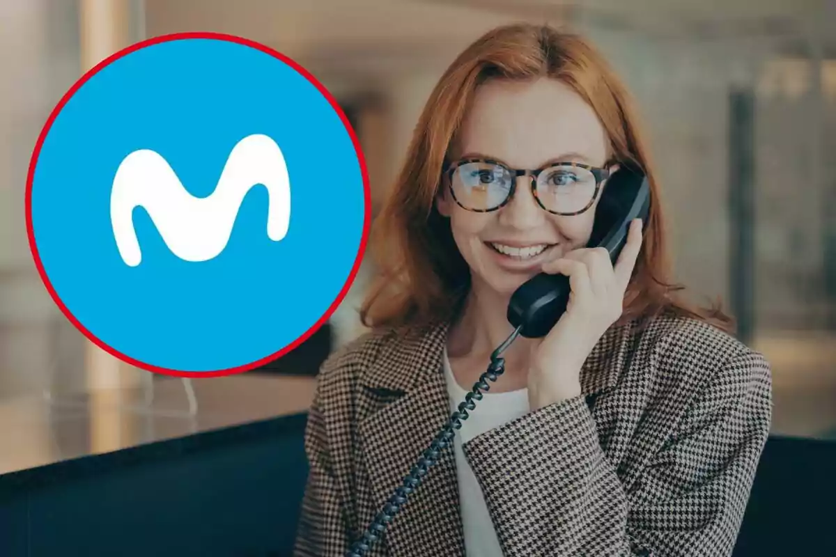 Mujer con gafas sonriendo mientras habla por teléfono con un logotipo azul y blanco al lado. Mujer con gafas sonriendo mientras habla por teléfono con un logotipo azul y blanco al lado.