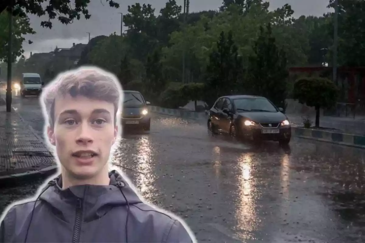 En primer plano Jorge Rey, y al fondo coches circulando por una calle con lluvia