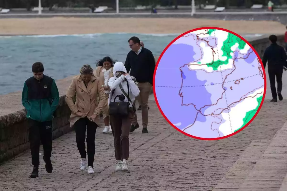 Montaje con un mapa de la AEMET y varias personas en un día de viento en la playa