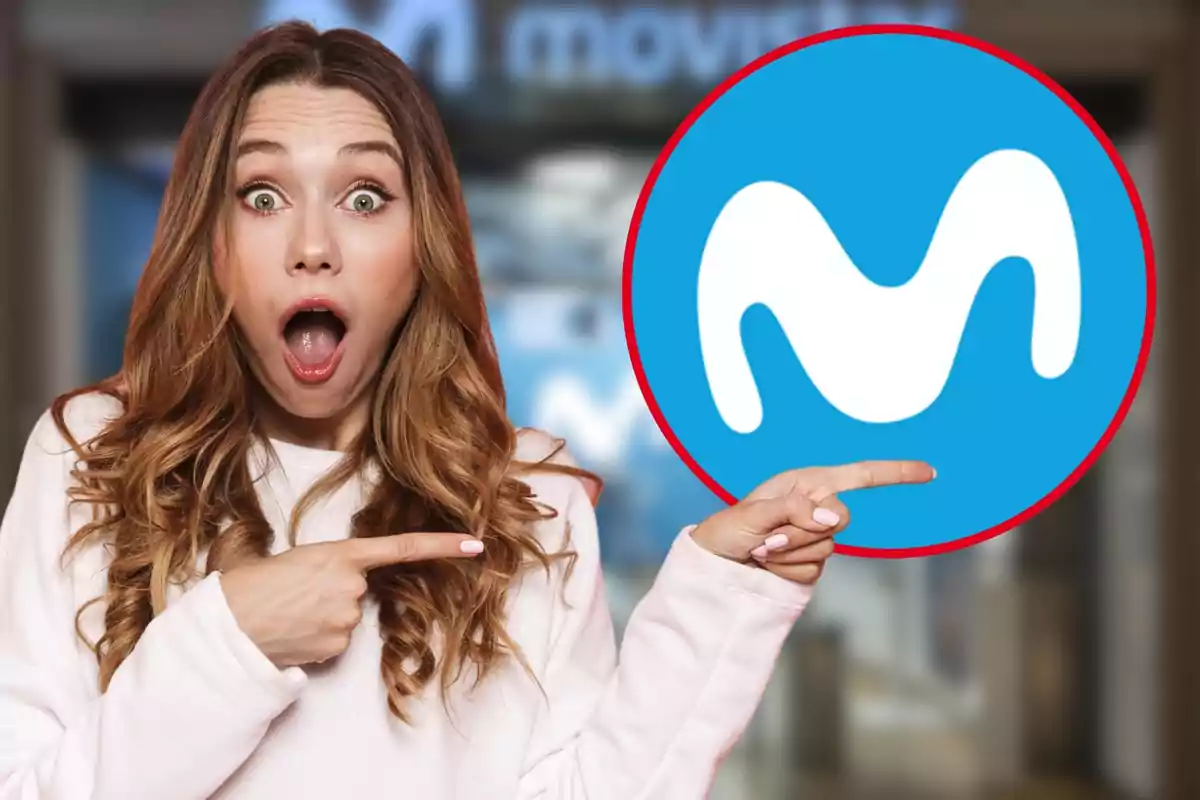 Una mujer con expresión de sorpresa señala el logotipo de Movistar.