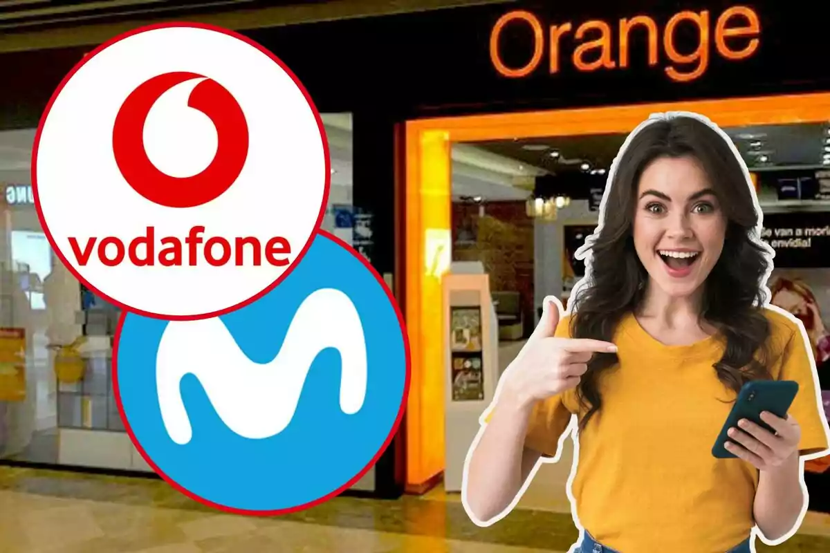 Una mujer sonriente con una camiseta amarilla sostiene un teléfono móvil mientras señala hacia él, con los logotipos de Vodafone y Movistar superpuestos y una tienda de Orange de fondo.