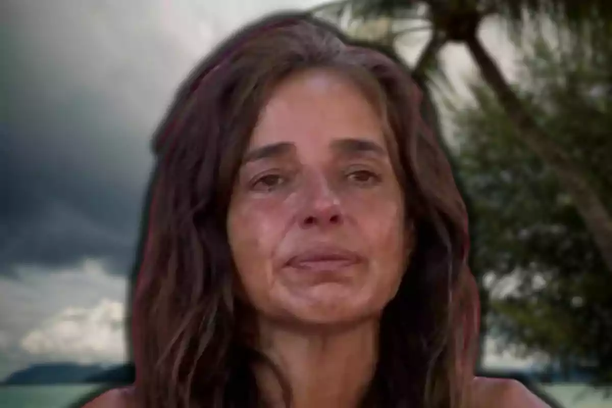 Carmen Alcayde con expresión seria y fondo de paisaje tropical con cielo nublado.