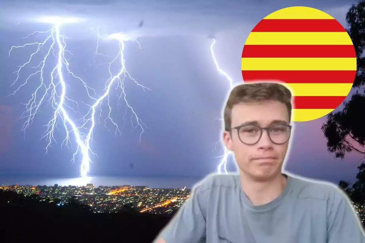 Jorge Rey con gafas y expresión neutral está superpuesto sobre una imagen de una ciudad iluminada por la noche con rayos en el cielo y un círculo con franjas rojas y amarillas en la esquina superior derecha.