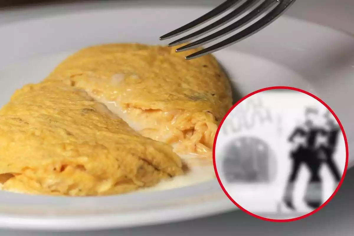 Montaje de una tortilla de patatas en un plato con un tenedor y el restaurante Flash Flash Tortillería desenfocado