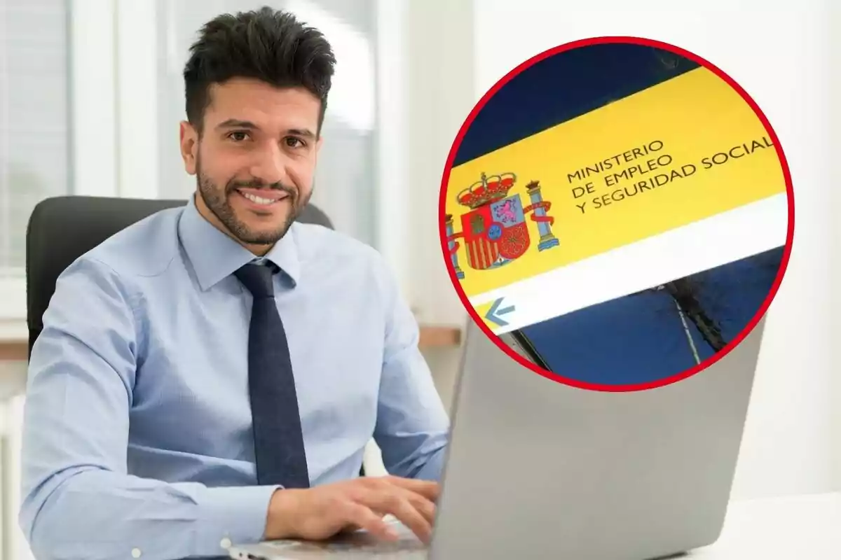 Hombre sonriendo mientras trabaja en una computadora portátil con un recuadro que muestra el logo del Ministerio de Empleo y Seguridad Social.