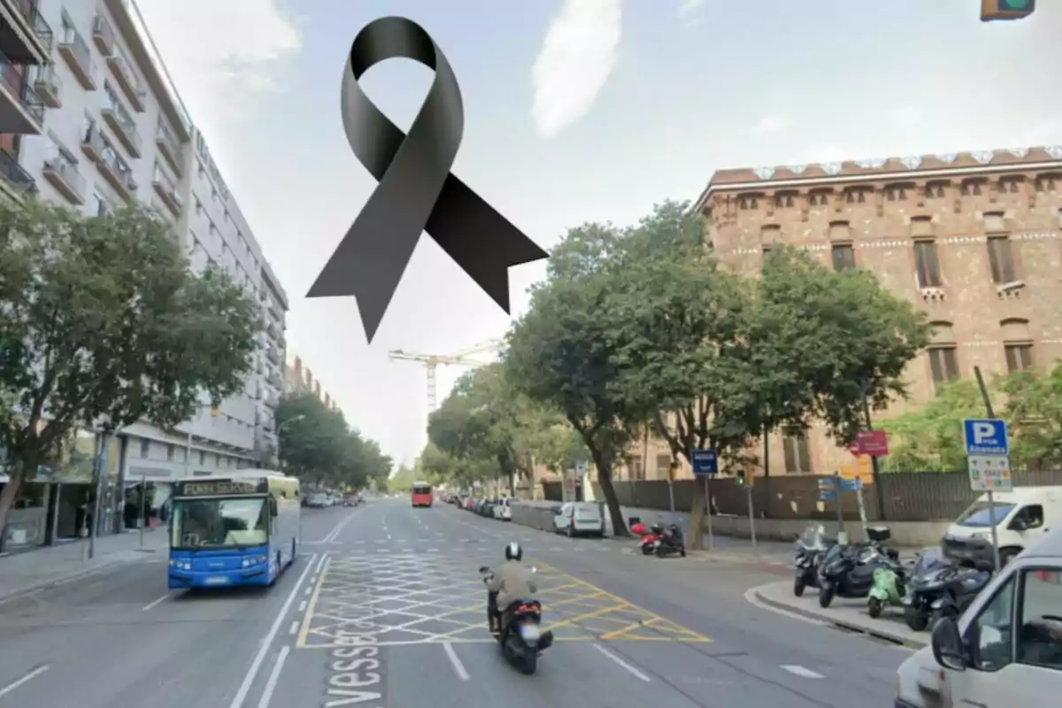 Una calle urbana con un autobús azul y una motocicleta en movimiento, árboles a los lados y un edificio de ladrillo al fondo, con un lazo negro superpuesto en el cielo. Una calle urbana con un autobús azul y una motocicleta en movimiento, árboles a los lados y un edificio de ladrillo al fondo, con un lazo negro superpuesto en el cielo.
