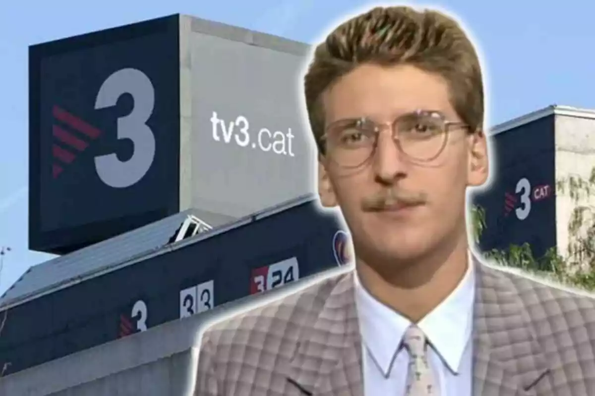 Un hombre con gafas y bigote frente a un edificio con el logo de TV3.