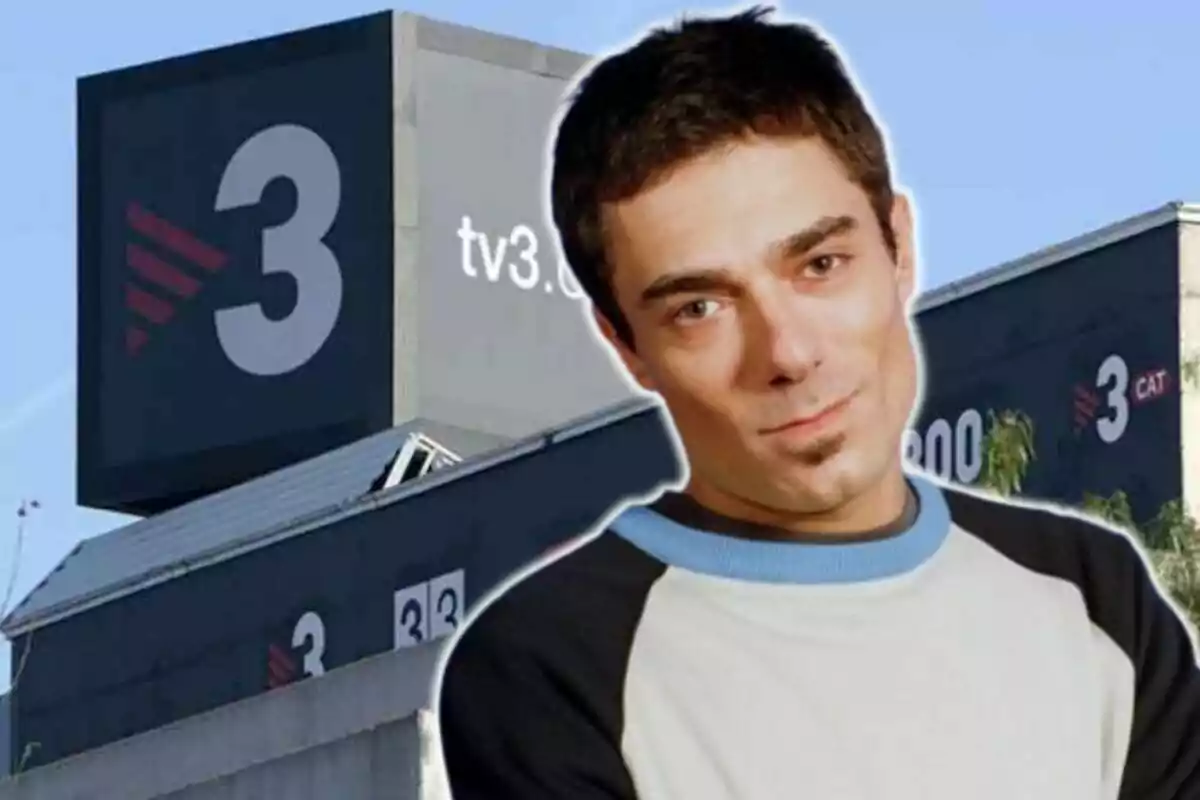 Un hombre con camiseta blanca y negra frente a un edificio con el logo de TV3.