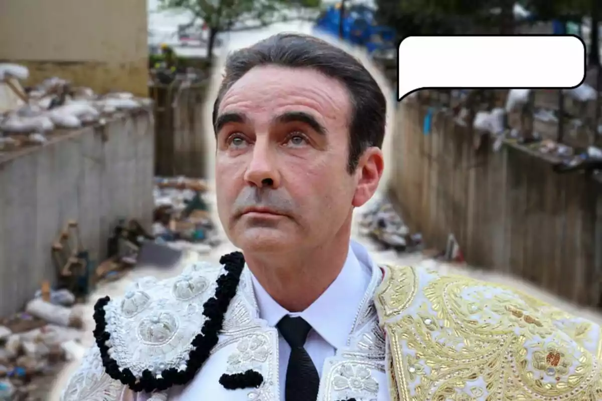 Enrique Ponce vestido de torero con una expresión pensativa y un globo de diálogo vacío sobre su cabeza, en un entorno urbano con basura acumulada.