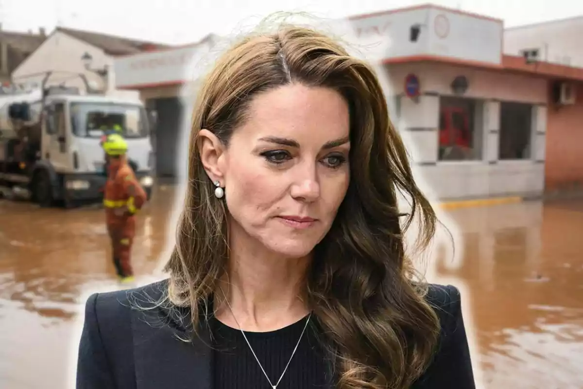 Kate Middleton con expresión seria está en primer plano mientras un trabajador con casco y uniforme de seguridad se encuentra en el fondo en una calle inundada.