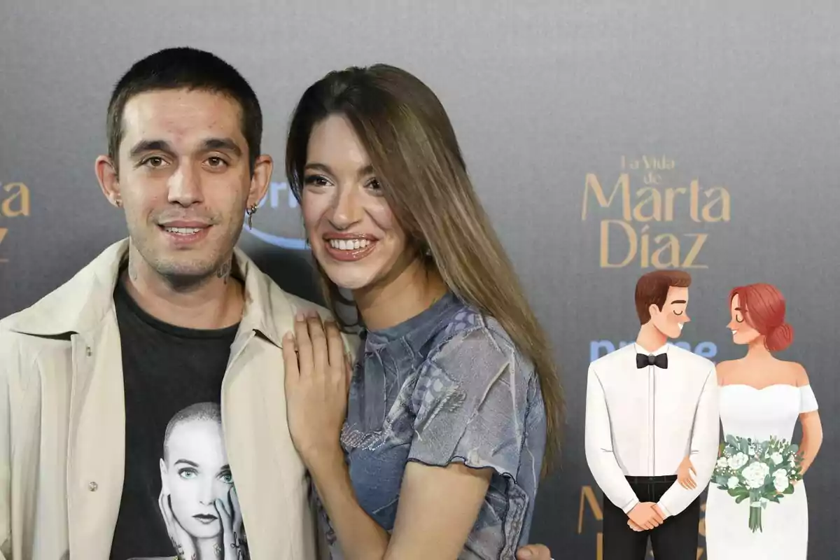 Víctor Elías y Ana Guerra sonrientes posando en un evento con un cartel de "La Vida de Marta Díaz" en el fondo y una ilustración de una pareja de novios en la esquina inferior derecha.