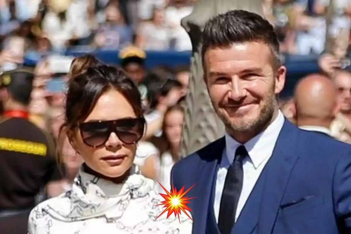 Victoria y David Beckham vestida elegantemente posa al aire libre en un evento concurrido.