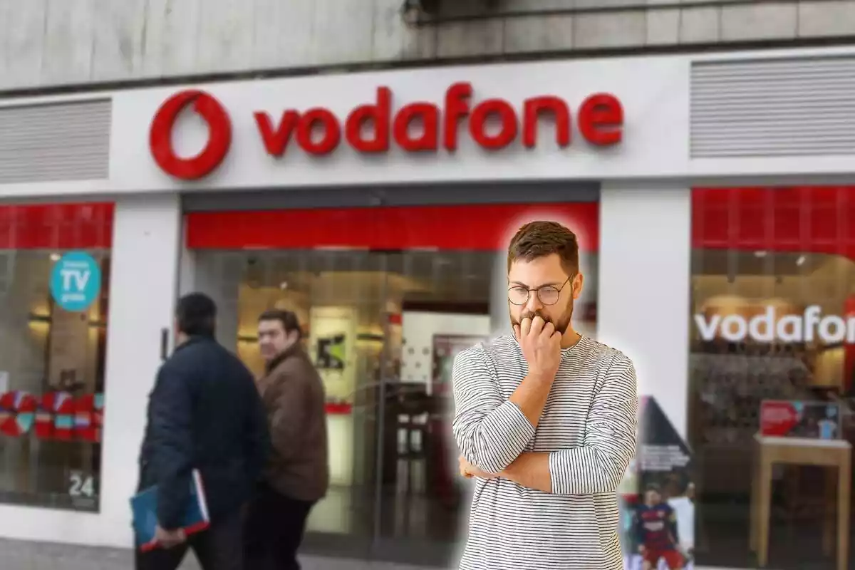 Montaje fotográfico entre una tienda de Vodafone y una persona preocupada