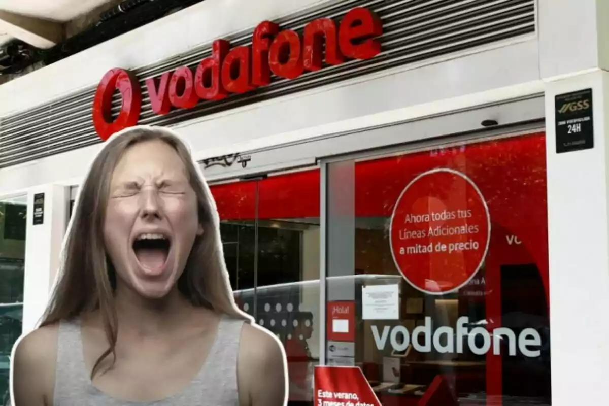 Una mujer gritando frente a una tienda de Vodafone.