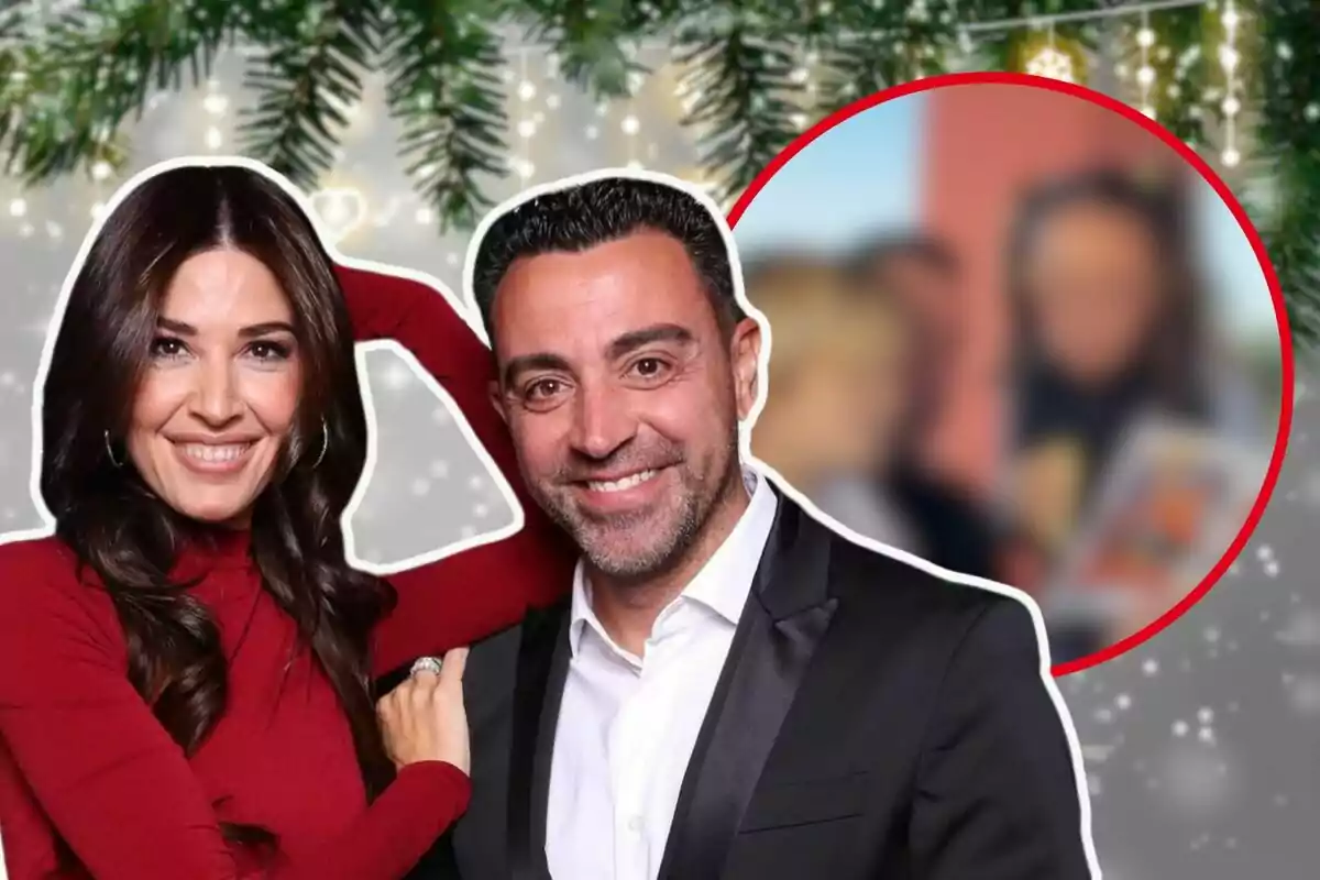 Una pareja sonriente posando frente a un fondo festivo con ramas de pino y luces.