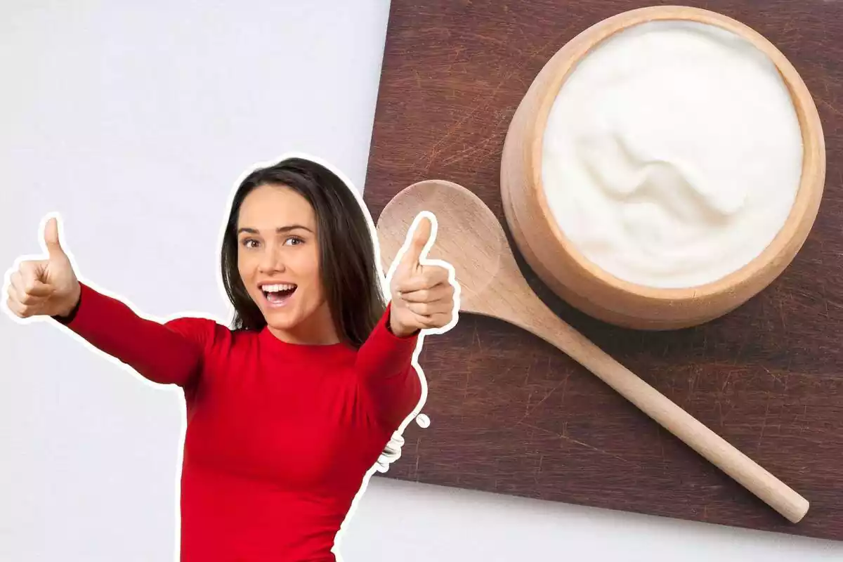 Montaje de un yogur natural en la mesa y una chica con camiseta roja sonriendo y levantando los pulgares