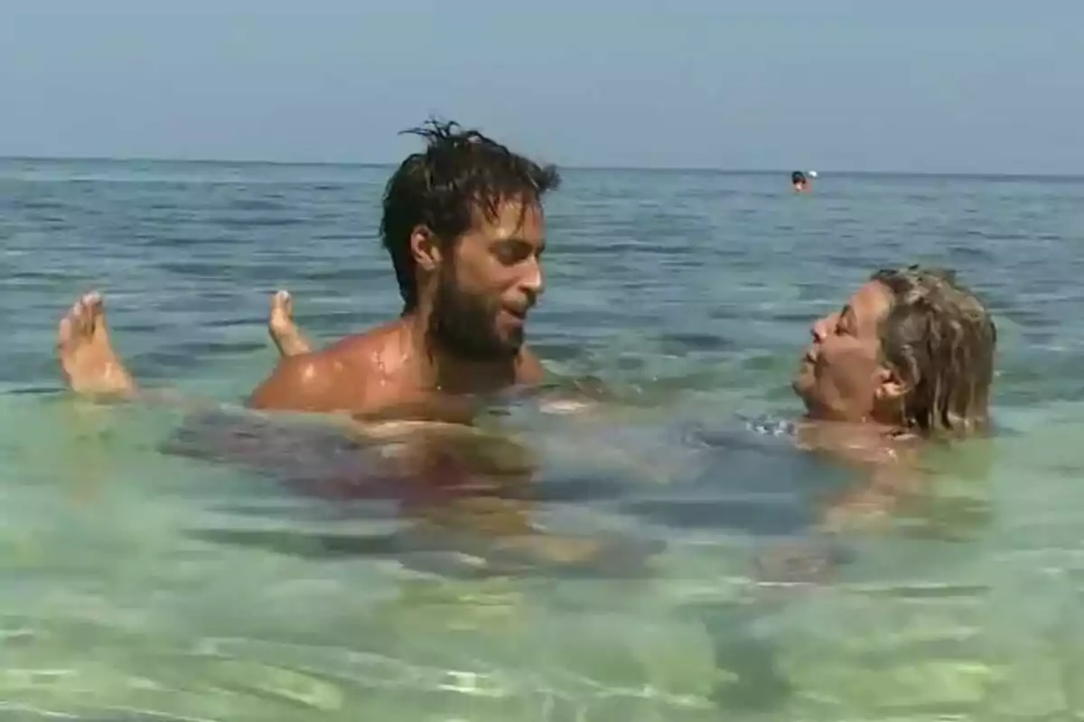 Montoya y Terelu Campos disfrutando en el mar, una de ellas flotando de espaldas mientras conversan en Supervivientes. Montoya y Terelu Campos disfrutando en el mar, una de ellas flotando de espaldas mientras conversan en Supervivientes.