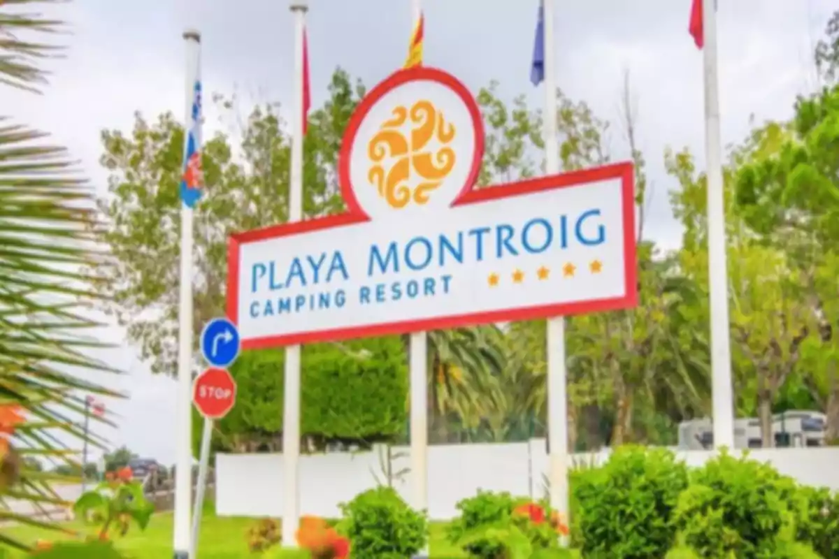 Un cartel que pone Playa Montroig Camping Resort y cinco estrellas Un cartel que pone Playa Montroig Camping Resort y cinco estrellas