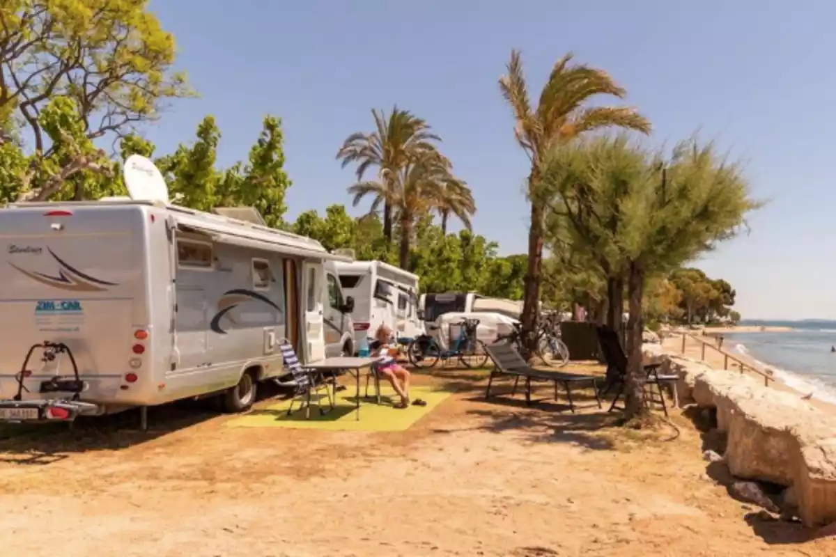 Autocaravana enfrente de la playa con el mar Autocaravana enfrente de la playa con el mar