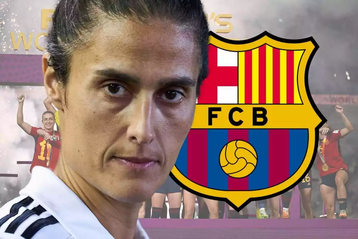 Montse Tomé mirando al frente con el escudo del FC Barcelona a un costado