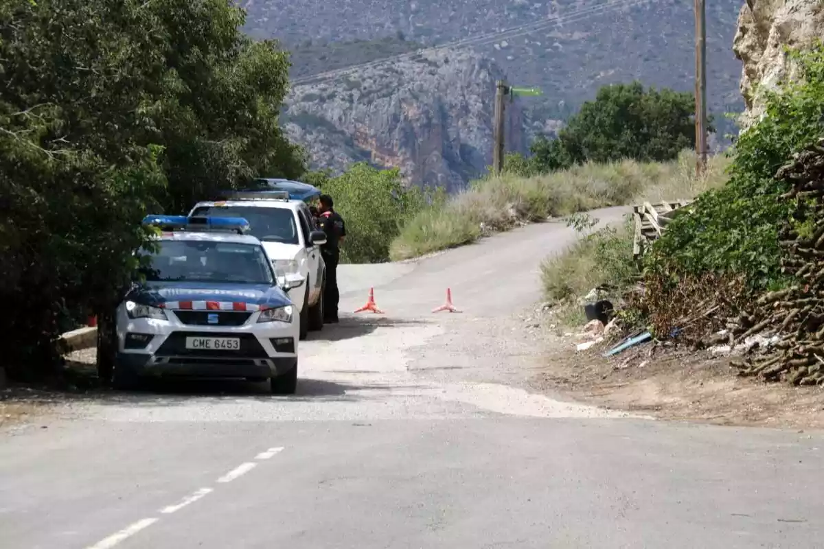 Los Mossos vigilan el acceso a la rave de Irvars d'Urgell en junio de 2023