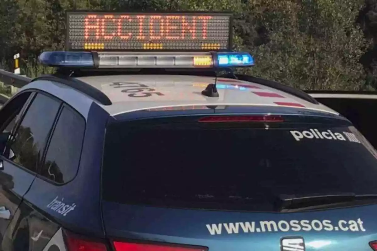 Imagen de un coche de los Mossos d'Esquadra en un accidente