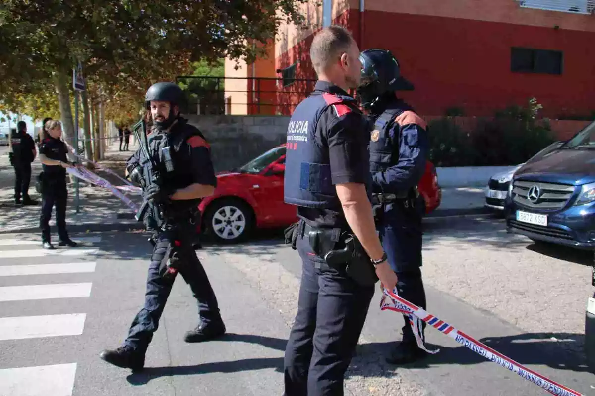 Agentes de los Mossos d'Esquadra armados en el tiroteo de Campclar, Tarragona