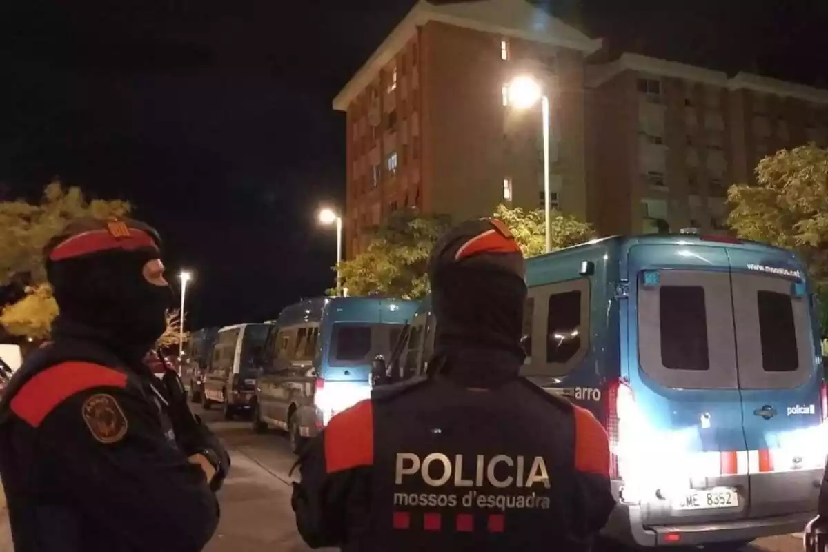 Imagen de dos Mossos d'Esquadra en Campclar