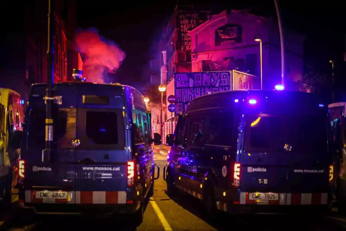 Imagen de los Mossos d'Esquadra con dos furgones frente a 'El Kubo' y 'La Ruïna'