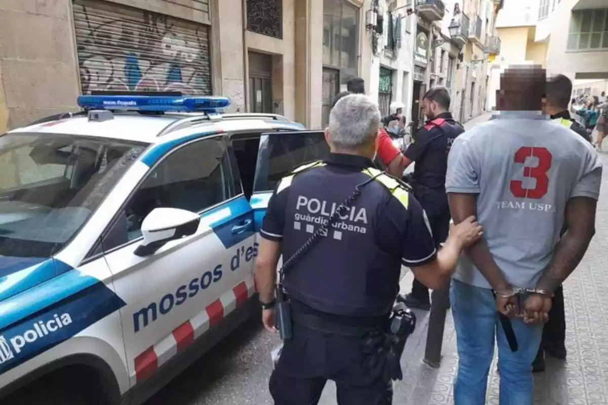 Els Mossos i la Policia deteniendo un hombre en Barcelona