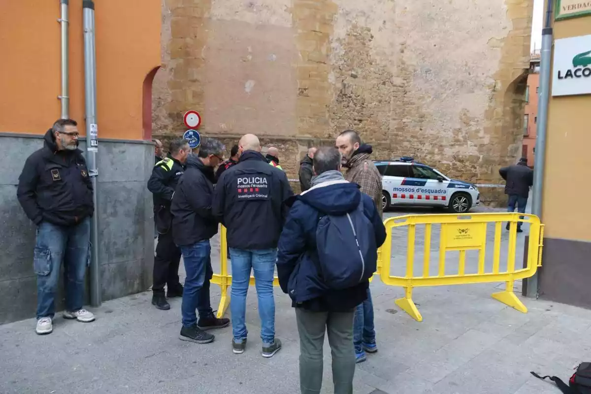 Mossos d'Esquadra en la plaza donde han encontrado un bebé muerto dentro de una papelera