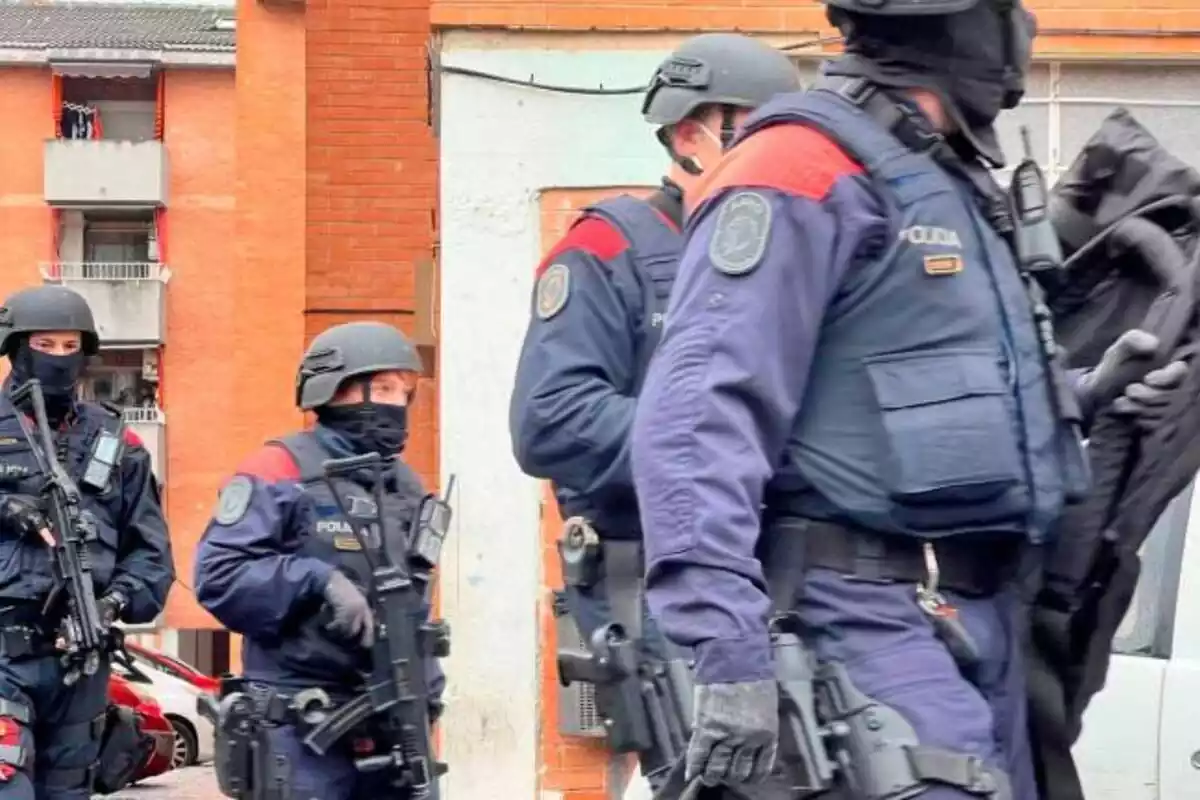Agentes de los Mossos d'Esquadra con cascos, chalecos y armas en Reus