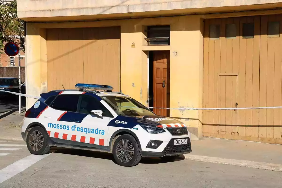 Imagen de un coche de los Mossos d'Esquadra delante del domicilio de la víctima mortal en Tàrrega