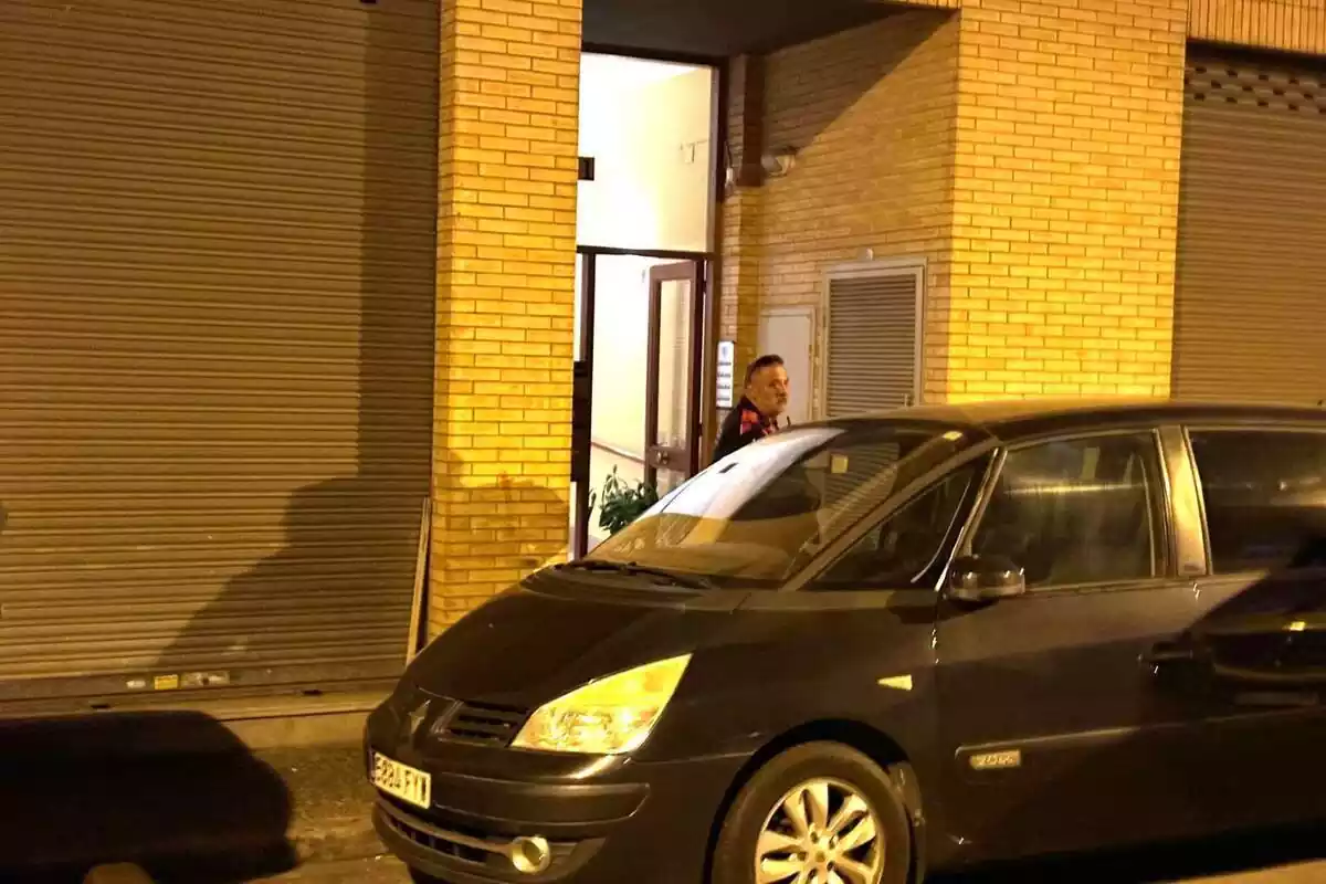 Un agente de los Mossos frente a un piso