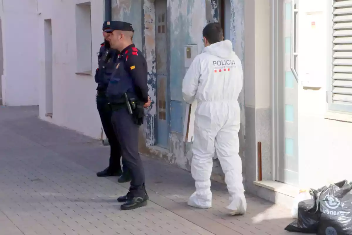 Mossos d'Esquadra en la casa ocupada de Torredembarra el 3 de abril de 2024