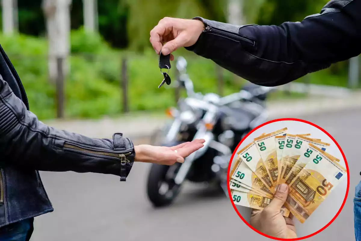 Persona entregando las llaves de una motocicleta a otra persona con un círculo que muestra billetes de 50 euros.