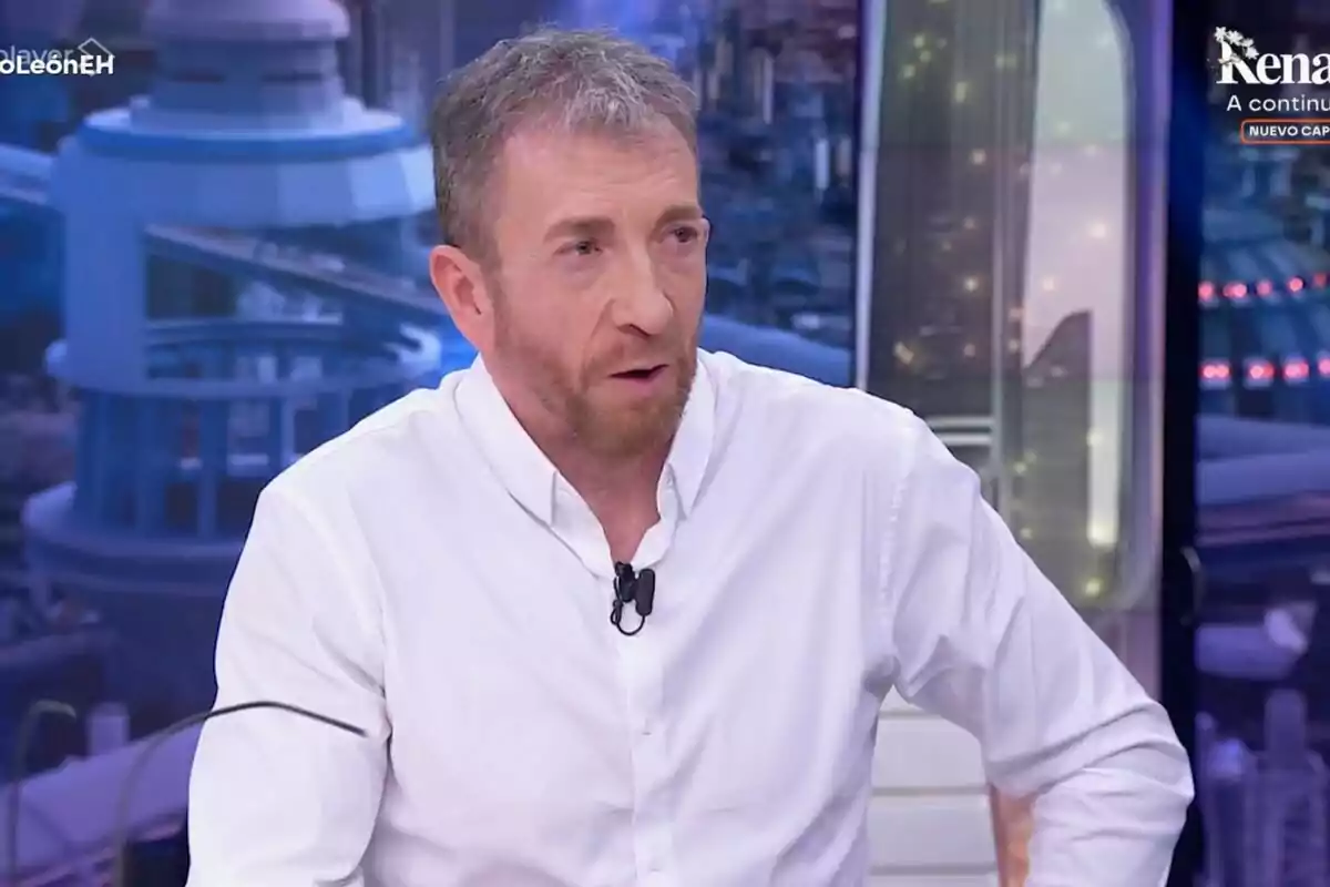 Pablo Motos con barba y cabello corto con camisa blanca hablando en 'El Hormiguero'